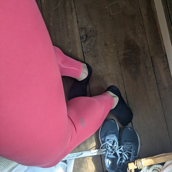 Alo Airbrush - reddish pink Size Small - Picture 7 of 12